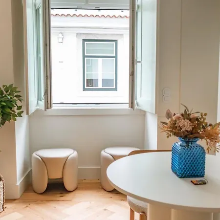 Elegant 1br Near Praca Comercio W/ Elevator And Ac リスボン