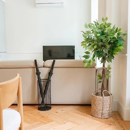 Elegant 1br Near Praca Comercio W/ Elevator And Ac *