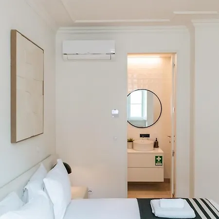 Elegant 1br Near Praca Comercio W/ Elevator And Ac Lägenhet