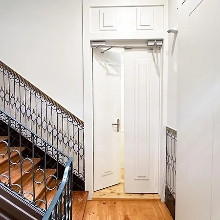 Elegant 1br Near Praca Comercio W/ Elevator And Ac