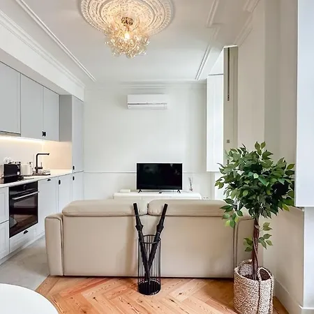Elegant 1br Near Praca Comercio W/ Elevator And Ac Lägenhet *