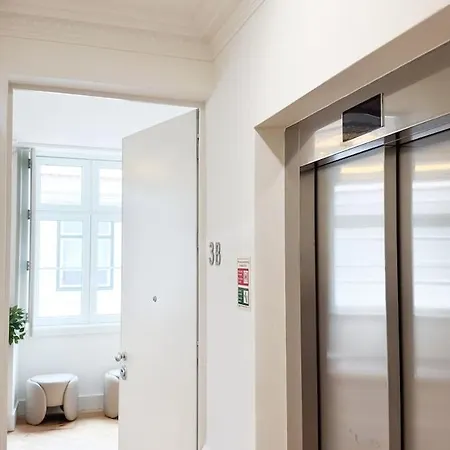 Elegant 1br Near Praca Comercio W/ Elevator And Ac アパート リスボン