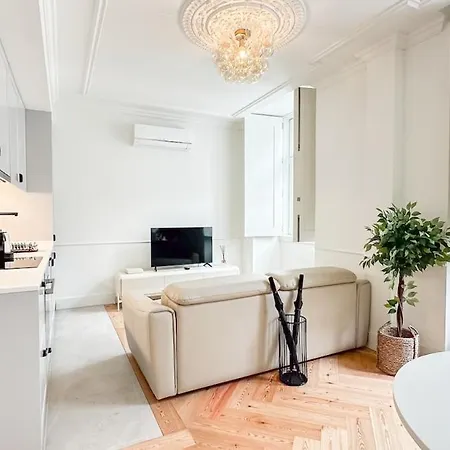 Elegant 1br Near Praca Comercio W/ Elevator And Ac