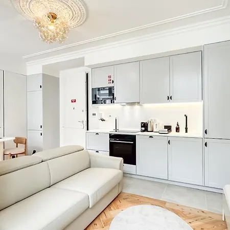 Elegant 1br Near Praca Comercio W/ Elevator And Ac リスボン