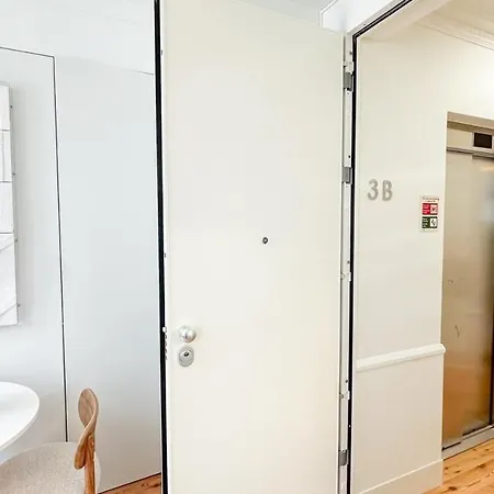 アパート Elegant 1br Near Praca Comercio W/ Elevator And Ac リスボン