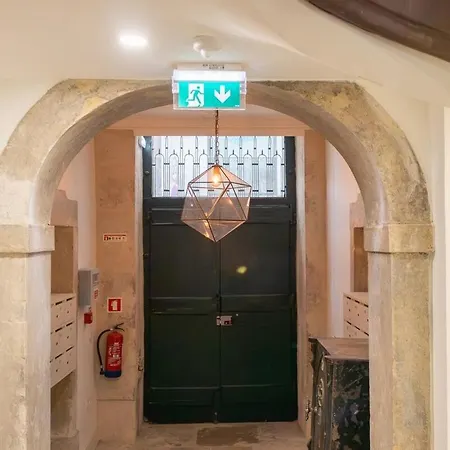 アパート Elegant 1br Near Praca Comercio W/ Elevator And Ac リスボン