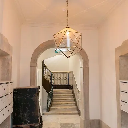 Elegant 1br Near Praca Comercio W/ Elevator And Ac リスボン