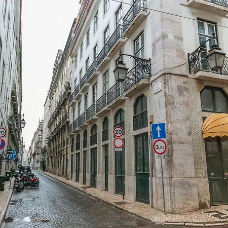 Elegant 1br Near Praca Comercio W/ Elevator And Ac Lägenhet