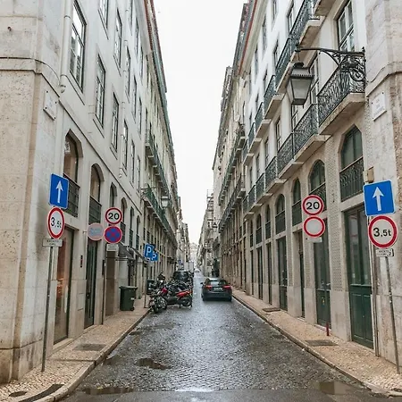 Elegant 1br Near Praca Comercio W/ Elevator And Ac